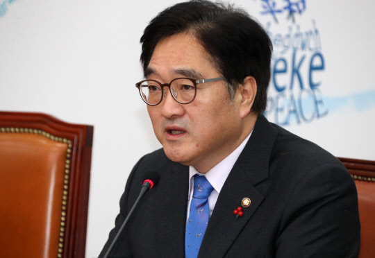 발언하는 우원식 원내대표  더불어민주당 우원식 원내대표가 21일 국회에서 열린 최고위원회의에서 발언하고 있다. 2018.2.21